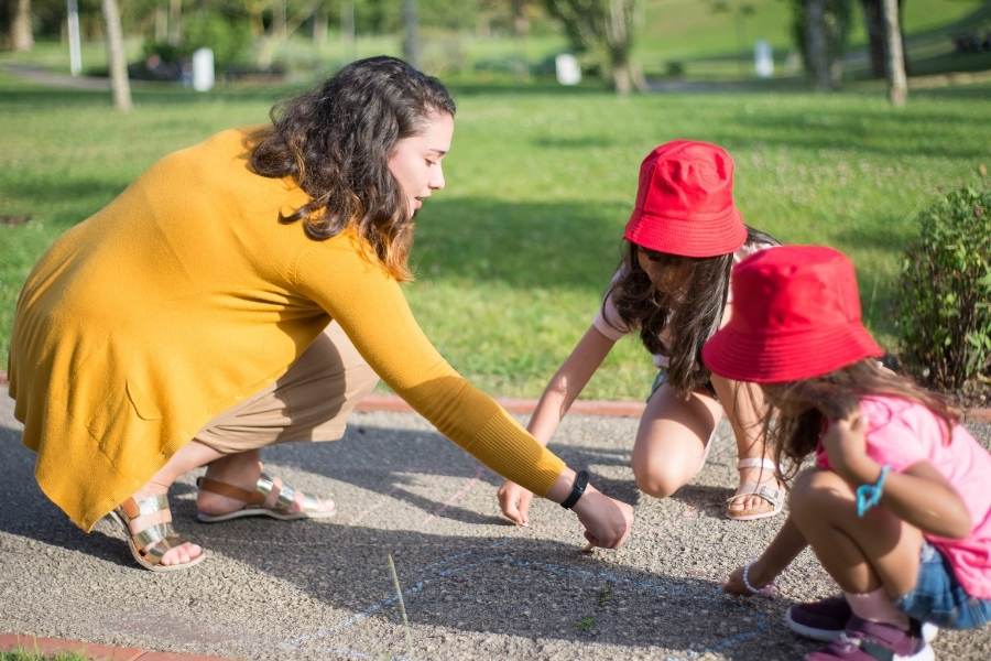 Se requiere niñera atenta para fines de semana