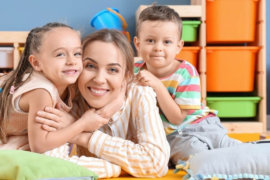 Se requiere niñera para cuidar a mis hijos por las mañanas